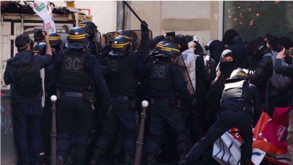 La police française a matraqué des étudiants qui protestaient contre les coupes budgétaires à Paris