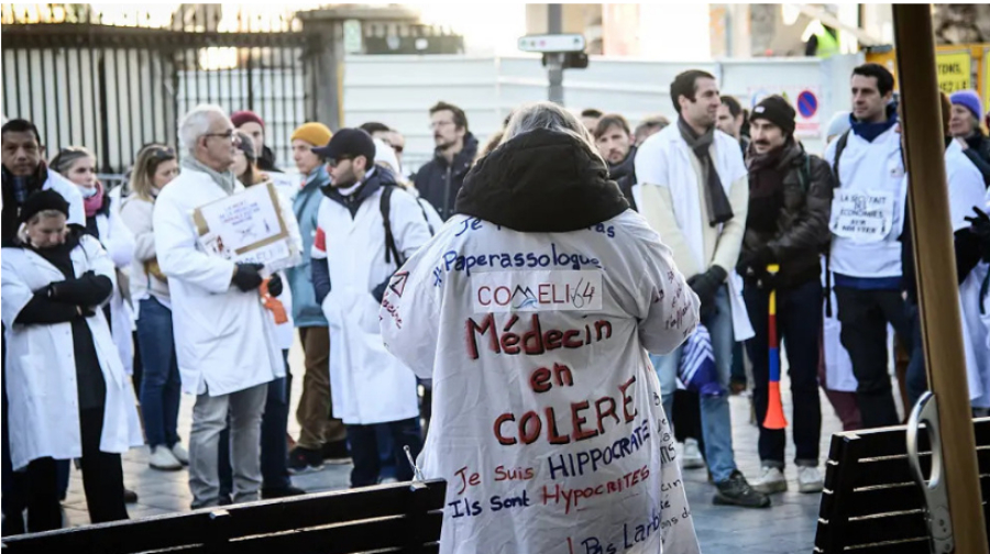 Le personnel hospitalier de la France en grève pour dénoncer des conditions de travail
