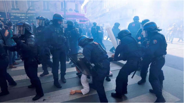 Les manifestations nationales contre l&#039;austérité de Macron paralysent la France pour le deuxième jour