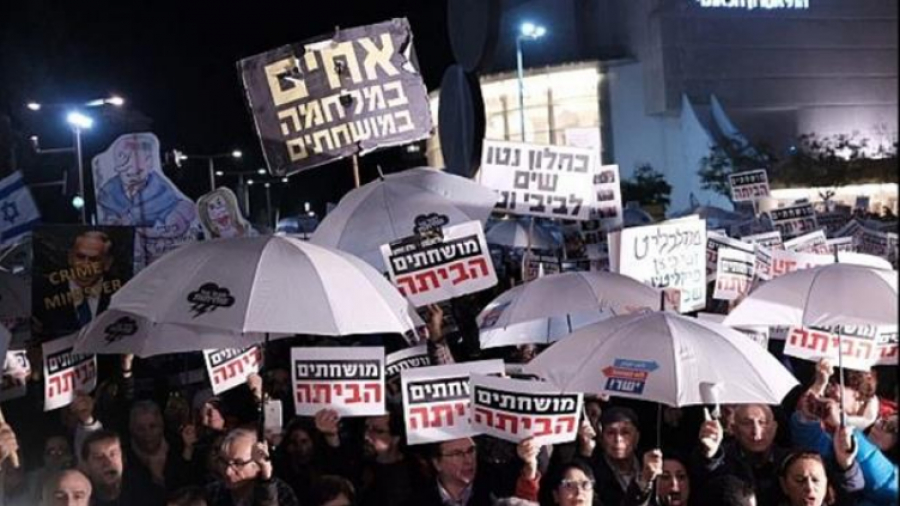 Manifestation des milliers de protestataires contre la corruption du gouvernement Netanyahu