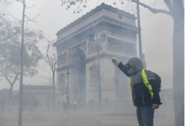 &quot;Gilets jaunes&quot;: l&#039;Arc de Triomphe sous les lacrymogènes