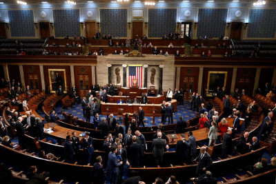États-Unis: la Chambre des représentants adopte une résolution pour arrêter la guerre en Iran