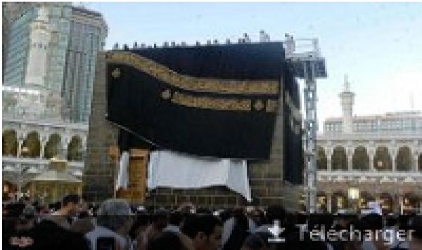 Hajj 2013 – 1434 : la kaa’ba arbore sa nouvelle kiswa