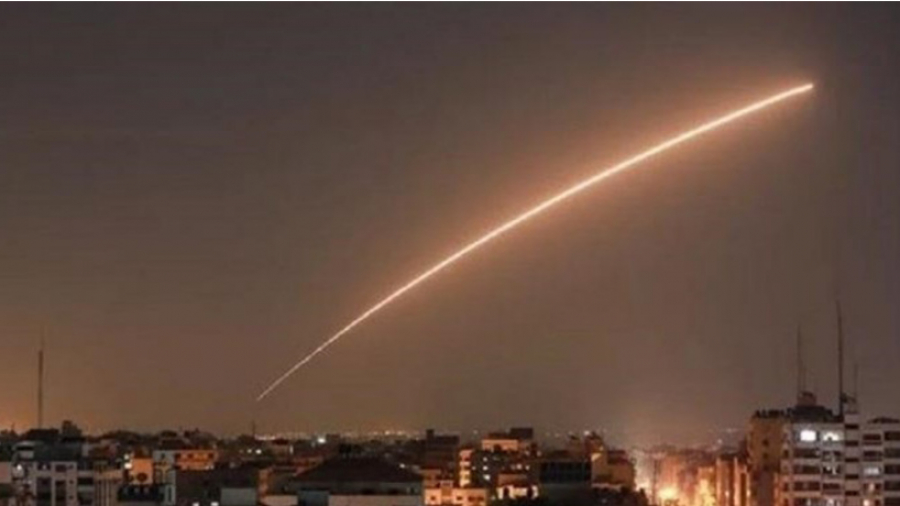 La défense aérienne de la Résistance palestinienne riposte aux frappes israéliennes
