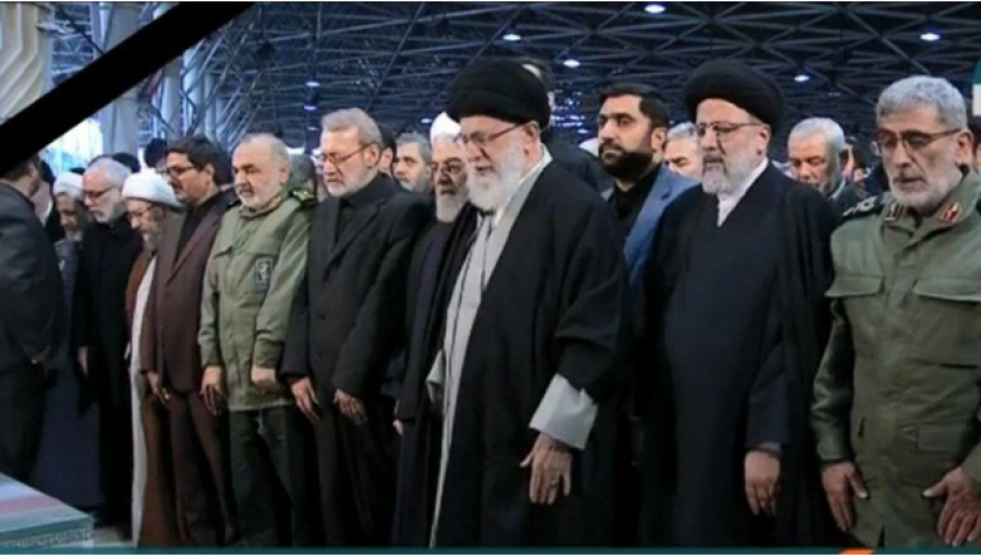 Le leader iranien prie devant le corps actuel de Soleimani à Téhéran