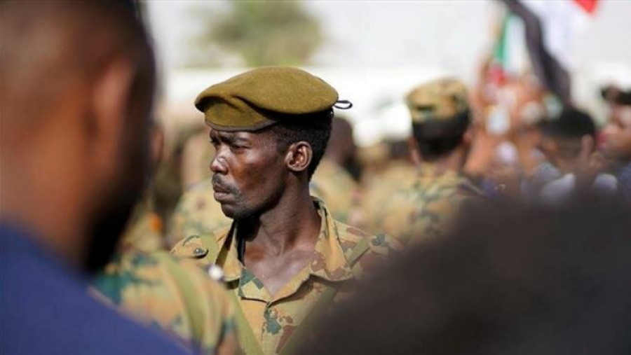 Des dizaines d&#039;officiers anti-guerre expurgés, Riyad booste la junte militaire