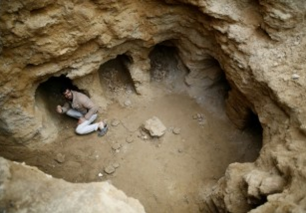 Gaza: Un Palestinien découvre un cimetière antique dans son jardin