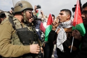 Un Palestinien tué esphyxié par les gaz lacrymogènes israéliens