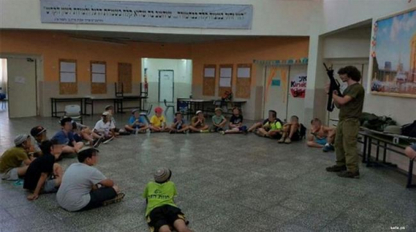 Les écoliers israéliens reçoivent un entraînement militaire dans des camps estivaux