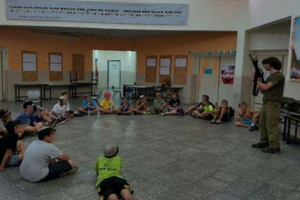 Les écoliers israéliens reçoivent un entraînement militaire dans des camps estivaux