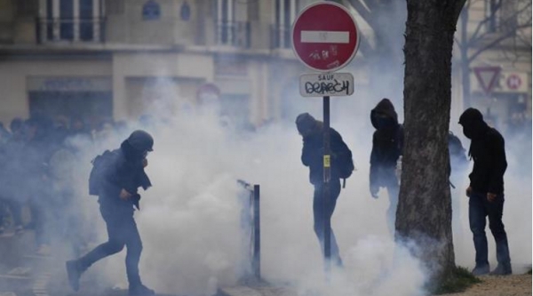 Viol à la matraque en France: les manifestants réprimés et interpelés