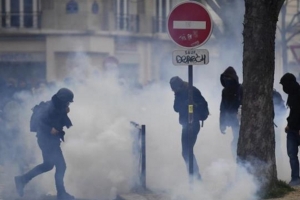 Viol à la matraque en France: les manifestants réprimés et interpelés