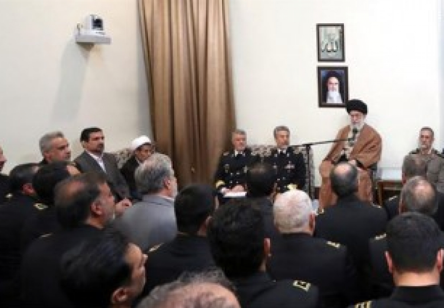 Le Guide suprême de l&#039;Iran rencontre les commandants de la Marine