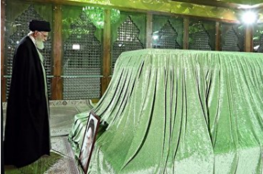 Célébrations de la décade de l’aube : le guide suprême a visité le mausolée de l&#039;imam Khomeiny (RA)