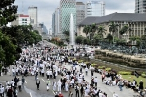 Des milliers d&#039;Indonésiens manifestent contre un gouverneur