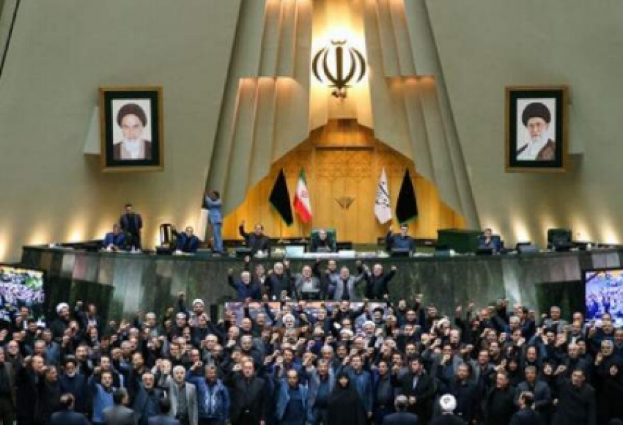 Le parlement iranien soulève contre le crime américain
