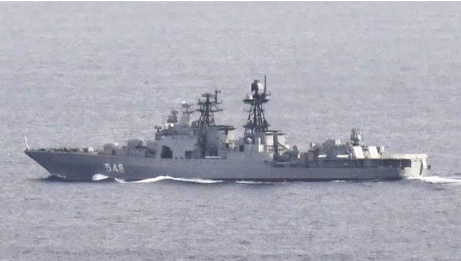 Des navires de guerre chinois et des navires de renseignement russes naviguent près des eaux japonaises