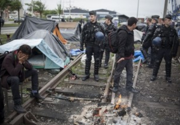 Calais: le gouvernement français menace les migrants d&#039;une évacuation par la force