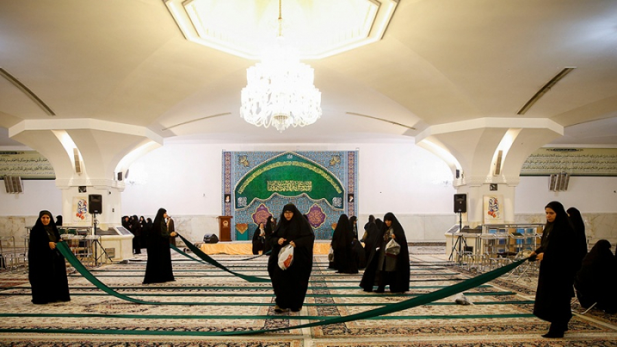 Membersihkan Kompleks Makam Imam Ridha as