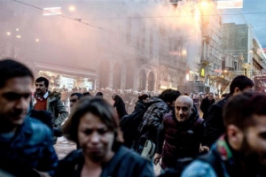 Polisi Turki Serang Demonstran di Istanbul