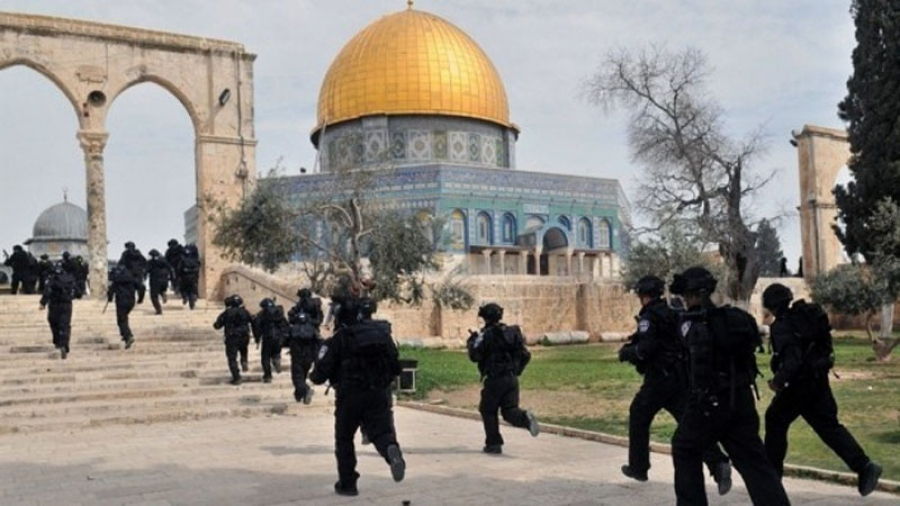 Tentara Zionis Serbu Jamaah Shalat di Masjid Al-Aqsa