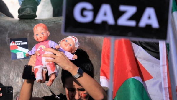 Mengapa Boneka Simbol Perjuangan Anak-Anak Palestina Dilarang di Prancis?