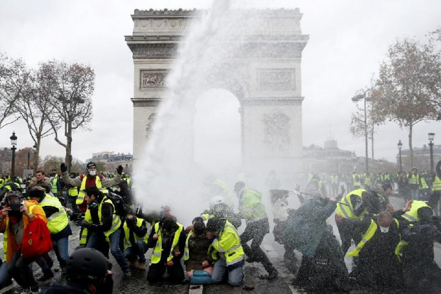 Kepolisian Prancis Tahan 106 Aktivis Rompi Kuning