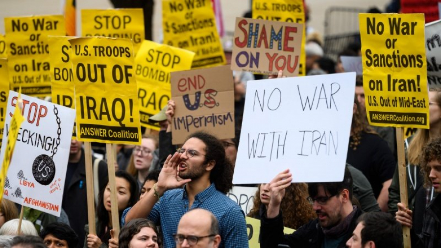 Warga AS Turun ke Jalan Memprotes Aksi Terorisme Trump
