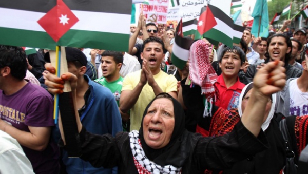 Warga Palestina Unjuk Rasa Dukung Hizbullah Lebanon