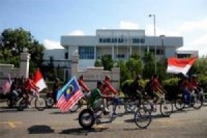 Serobot Malaysia, Polisi dan Tentara Indonesia Ditahan