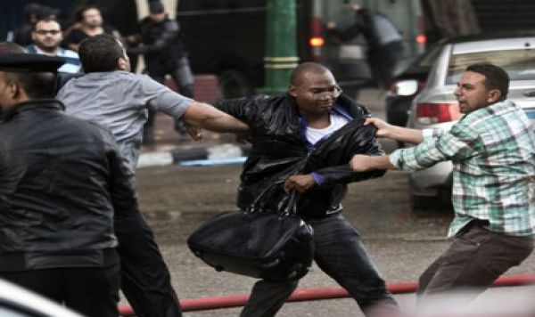Demonstran Bentrok Hebat dengan Aparat Polisi dan Militer 