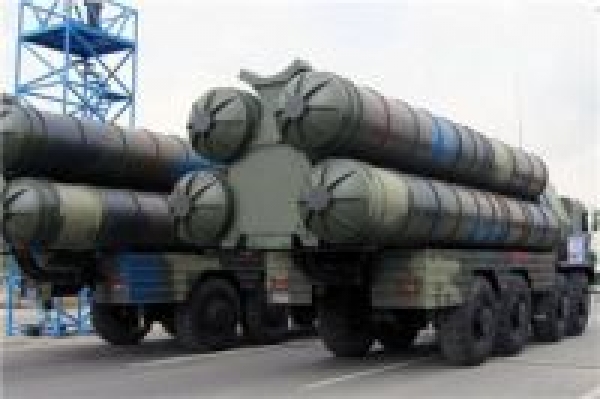 Inilah Penampakan Rudal ÔÇ£S-300 IranÔÇØ