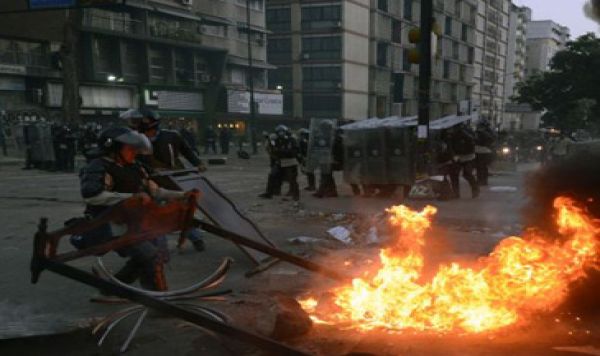 Demonstran Bentrok dengan Polisi Venezuela 