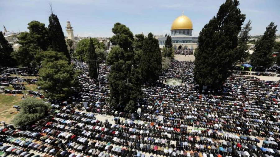 Puluhan Ribu Warga Palestina Shalat Jumat di Masjid al-Aqsa