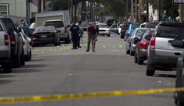 अमरीका में दो बंदूकधारियों ने 5 लोगों को मौत की घाट उतारा।