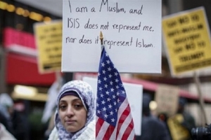 अमरीका में मुसलमानों पर हमले, व्यक्ति ने हिजाब वाली महिला को मारी लात
