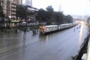 मुंबई में भारी बारिश, आम ज़िन्दगी ठप्प