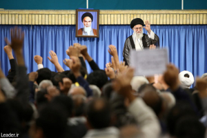 ईरान में इस्लामी व्यवस्था खत्म करने की इच्छा लिए कई अमरीकी नेता क़ब्र में सो चुके, बाकी का भी यही हाल होगा , वरिष्ठ नेता