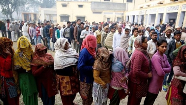 उत्तर प्रदेश विधानसभा चुनाव के पांचवें चरण में 51 सीटों के लिए मतदान जारी