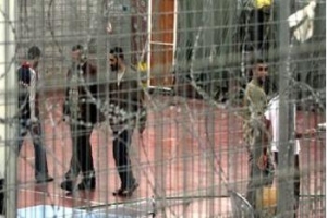 इस्राईली कर्मीचारियों से फ़िलिस्तीनी क़ैदियों का जेल में टकराव।