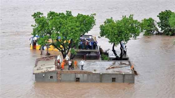 गुजरात में भारी बारिश और बाढ़ के कारण 75 की मौत