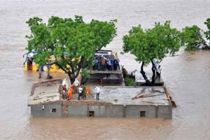 गुजरात में भारी बारिश और बाढ़ के कारण 75 की मौत