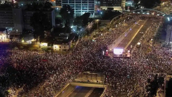 तेल अवीव में हज़ारों की संख्या में लोगों ने नेतन्याहू के ख़िलाफ़ विरोध प्रदर्शन किया