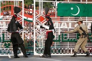 भारत और पाकिस्तान के बीच वाघा सीमा पर द्विपक्षीय व्यापार का सिलसिला फिर से शुरू हो गया है