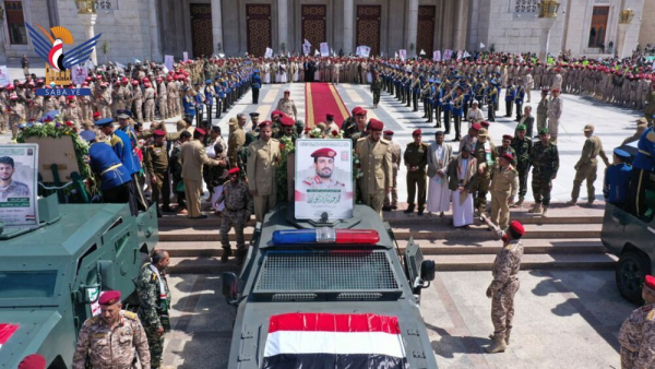 यमन की राजधानी सना में यमनी सेना के प्रमुख का अंतिम संस्कार