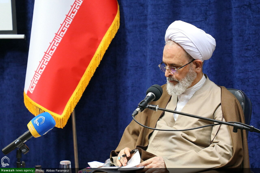 थार्गिक समस्याओं को हल करने में शिक्षक की भूमिका केंद्रीय है।आयतुल्लाह अराफी