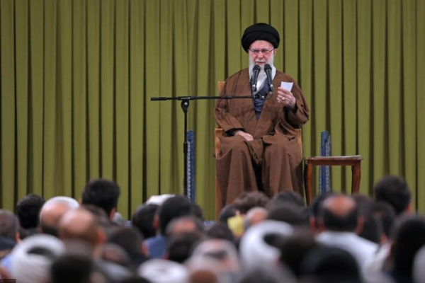 अमेरिकी लैटिन अमेरिका की ज़मीन पर कब्ज़ा करना चाहते हैंः आयतुल्लाह ख़ामेनई