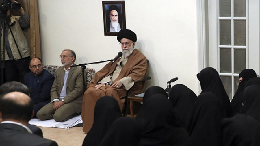 ईरानी जनता की साहसिक भावना और ईमान, दुश्मनों के मुक़ाबले में मज़बूत ढाल हैः वरिष्ठ नेता+ फ़ोटो