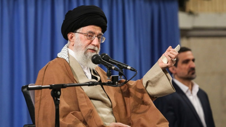 हम अमरीका से नहीं डरते, क्षेत्र और ईरान से अमरीका को हमने खदेड़ाः वरिष्ठ नेता