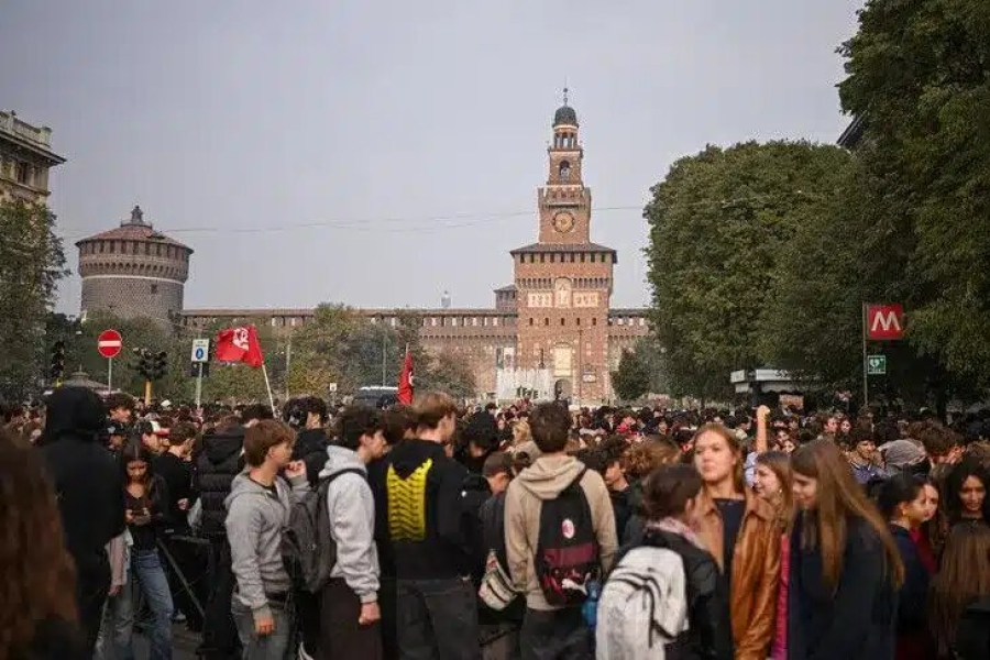 इटली में सरकार के खिलाफ और शिक्षा नीतियों को लेकर छात्रों का बड़ा विरोध प्रदर्शन